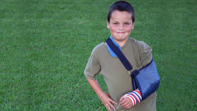 Illustration for article titled 10 Adorable Pictures Of Little Kids In Casts That Will Make You Wish More Children Broke Bones